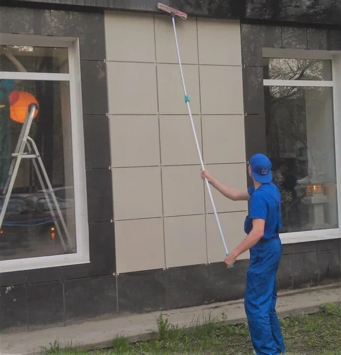 Fasad oyna va traventin yuvish xizmati