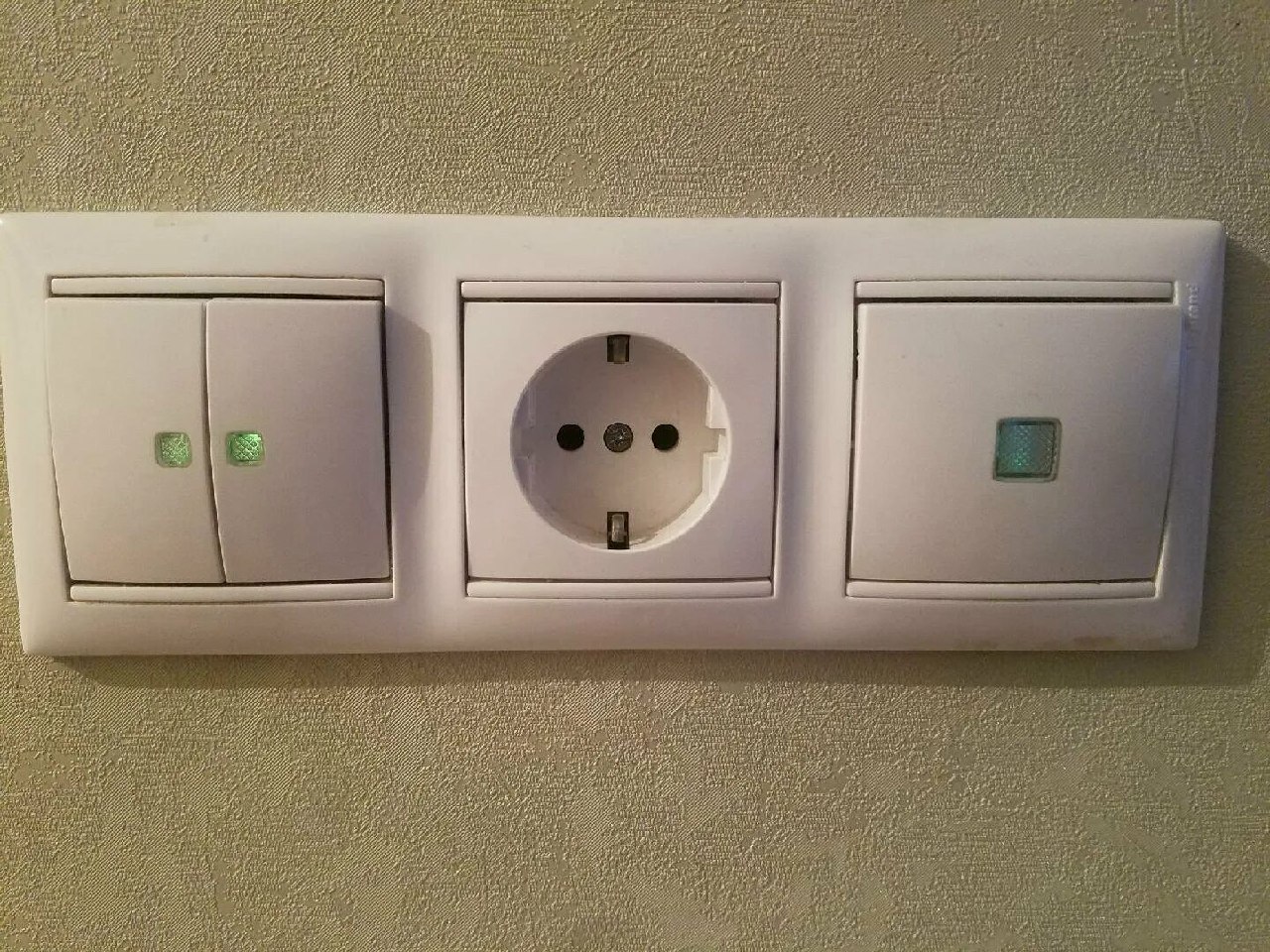 Установка розеток и выключателей