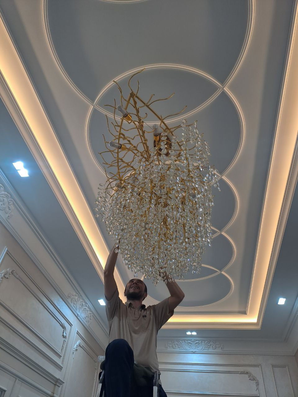 Установка люстр и светильников