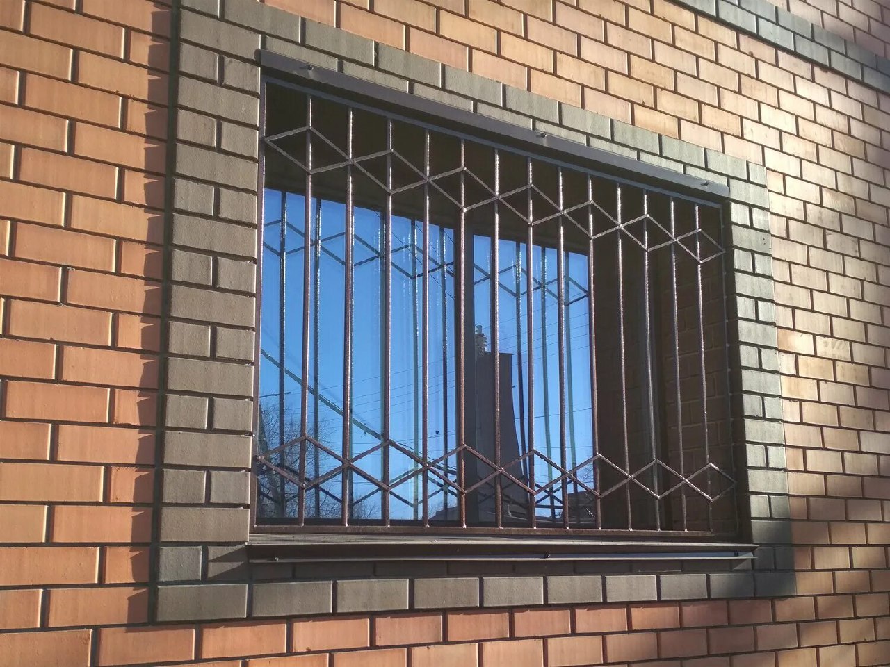 Установка металлической решётки