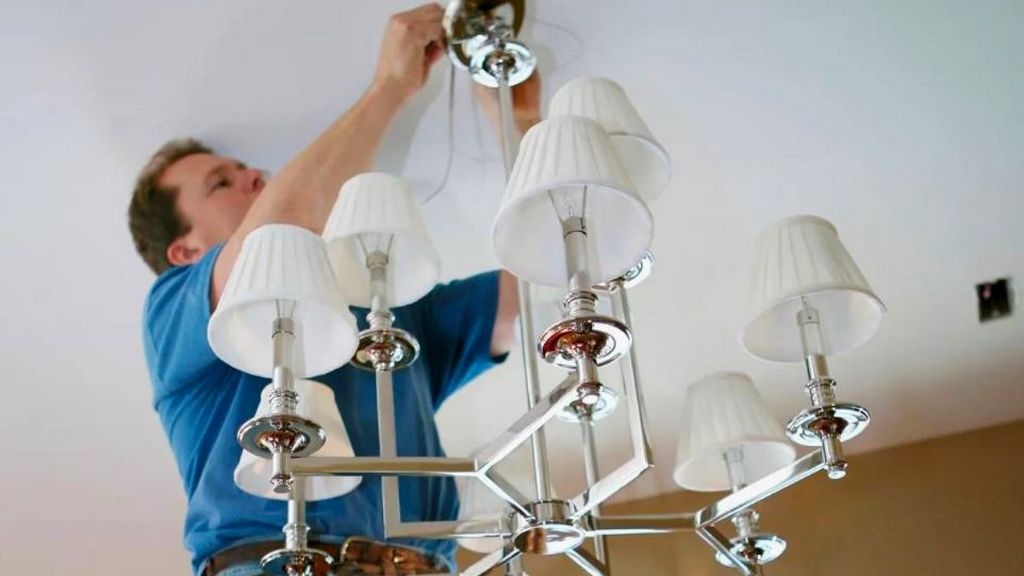 Установка люстры