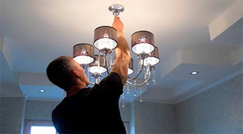 Установка люстры