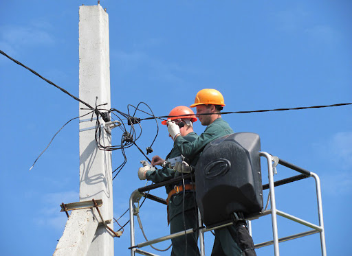 Протяжка провода на столбе