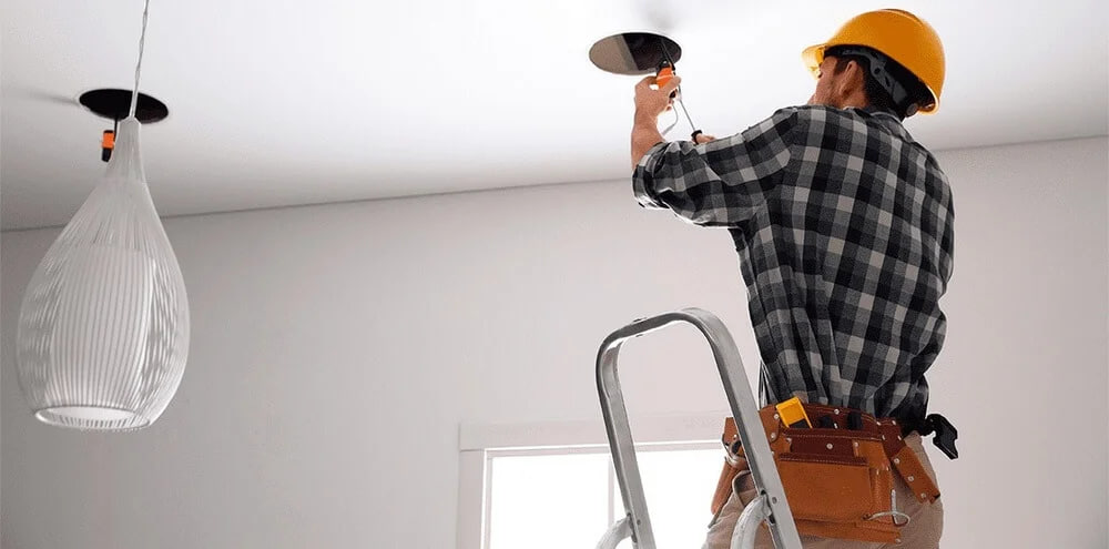 Установка люстры