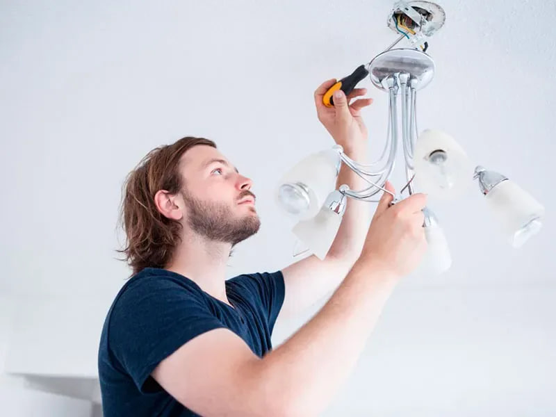 Установка люстры