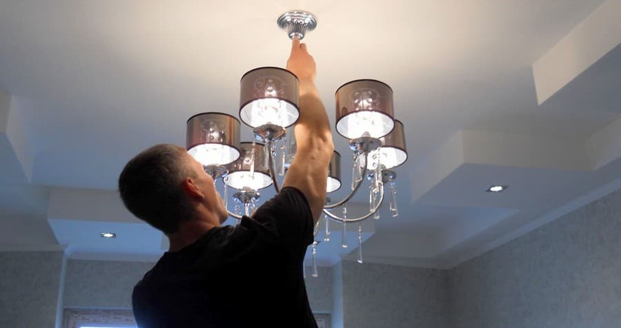 Установка люстры