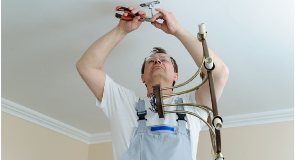 Установка люстры