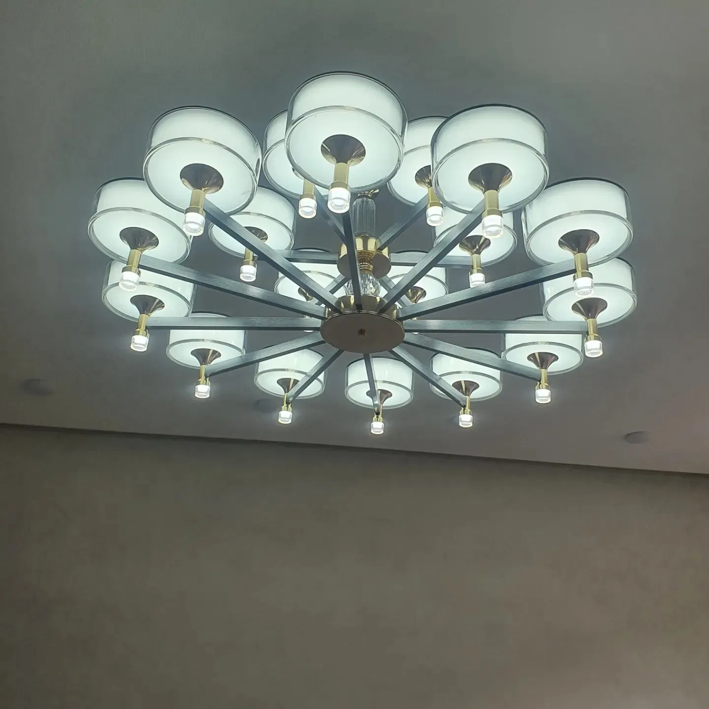 Установка люстры